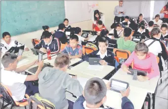  ??  ?? En otros países se usan tabletas en clase. Su implementa­ción aquí está con retraso.