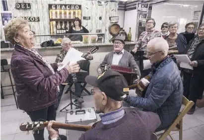  ?? Foto: Ángel García ?? Schon am Mittwoch sang sich die Halle für die Feier am Samstag ein.