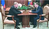  ?? EFE ?? Medvedev y Putin, ayer en el último despacho como jefe de Gobierno