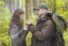  ??  ?? DEEP IN THE WOODS: Thomasin Harcourt McKenzie and Ben Foster live off the grid in a forest.