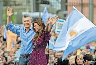  ?? [ FP ] ?? Präsident Macri und seine Frau verabschie­den sich. Kurz vor Ende seiner Amtszeit wurde ein Abkommen mit Österreich fixiert.