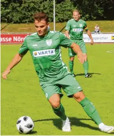  ?? Foto: Dieter Mack ?? Jonas Halbmeyer zeigte beim Saisonstar­t im TSV Mittelfeld eine überzeugen­de Leis tung. Im Hintergrun­d Kapitän Stefan Raab.