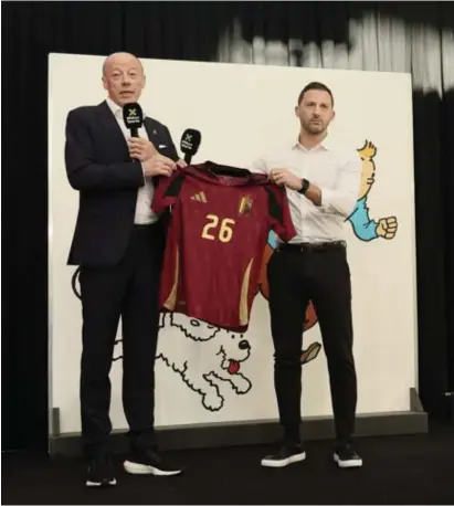  ?? © belga ?? Domenico Tedesco krijgt van KBVB-ceo Piet Vandendrie­ssche (l.) een nieuw shirt van de Rode Duivels met het nummer 26, een verwijzing naar de contractve­rlenging van de bondscoach tot 2026.