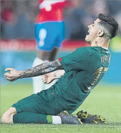  ?? FOTO: GETTY ?? Yuri Berchiche
El lateral rojiblanco celebra el gol con el que dio al Athletic en Granada el billete para la final de Copa