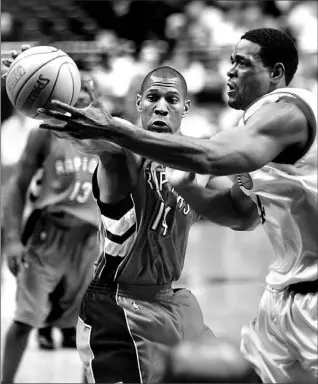  ?? TIM SHAFFER/REUTERS ?? Raptors rookie Joey Graham, left, tries his best to pester Philadelph­ia forward Chris Webber during action last night at the Wachovia Center, where the Sixers pulled away in the fourth to win handily.