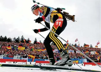  ?? S. FROMM ?? Glücksmome­nt: Im Februar 2004 läuft Katrin Apel in Oberhof zu Wm-silber im Massenstar­t.