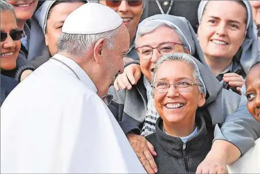  ?? EFE/Ettore Ferrari ?? El Papa Francisco junto a un grupo de religiosas, al finalizar la audiencia general, en la plaza de San Pedro del Vaticano, el pasado 31 de octubre