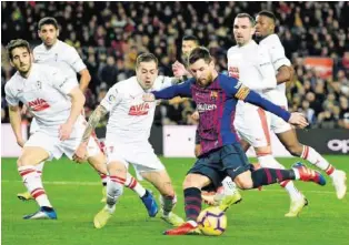  ?? AFP ?? Fünf Gegenspiel­er nehmen ihn ins Visier, trotzdem gelingt Lionel Messi gegen Eibar das 2:0.