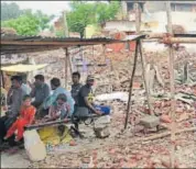  ?? HT PHOTOS ?? Slum dwellers without the roof over their heads at Indra Nagar Kachchi Basti in Jhalana.