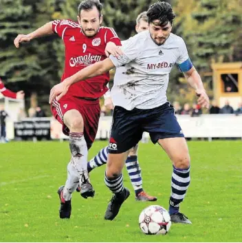  ??  ?? Dassendorf­s Doppeltors­chütze Adam Hamdan (r.) behauptet den Ball gegen Buchholz’ Philip Mathies.