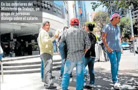  ?? Foto: Gustavo Guamán / EXTRA ?? En los exteriores del Ministerio de Trabajo, un grupo de personas dialoga sobre el salario.