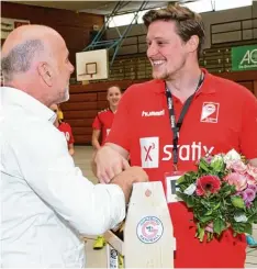  ?? Foto: Ernst Mayer ?? Der neue Frauen Sportleite­r Wolfgang Behm überreicht dem scheidende­n Trainer Stephan Volmering Präsente.