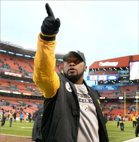  ?? Peter Diana/Post-Gazette ?? The only time since 2009 that the final-day tumblers clicked in the Steelers favor was at the end of the 2015 season when they went into Cleveland and won while Buffalo lost to the Jets. Mike Tomlin celebrated with some of the fans afterward.