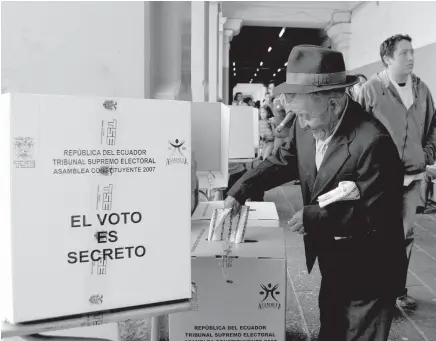  ??  ?? VOTACIONES. Inició fase de postulació­n para candidatos a vocal del Cpccs. Pese a la salida de autoridade­s nacionales, el CNE en Imbabura cumple el cronograma electoral.