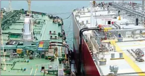  ?? SK INNOVATION/THE KOREA HERALD ?? An SK Trading Internatio­nal ship (left) receives high-sulphur fuel from an oil tank for oil blending process.