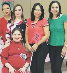  ??  ?? Yajaira Sibaja, Elsy Díaz, Elsa Castillo, Wuilda Cáceres y la agasajada Mayra Nuñez