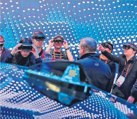  ?? ÀLEX GARCIA ?? Asistentes al congreso experiment­ando con la realidad virtual