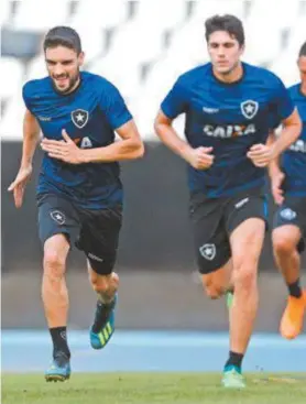  ?? VÍTOR SILVA / SSPRESS / BOTAFOGO ?? Pimpão e Igor Rabello treinam no Nilton Santos: hora de subir na tabela