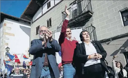  ?? VILLAR LÓPEZ / EFE ?? El filósofo Fernando Savater, Albert Rivera y la víctima de ETA Beatriz Sánchez Seco