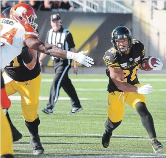  ?? PHOTOS BY CATHIE COWARD THE HAMILTON SPECTATOR ?? John White IV looks around as he heads down field with the ball.