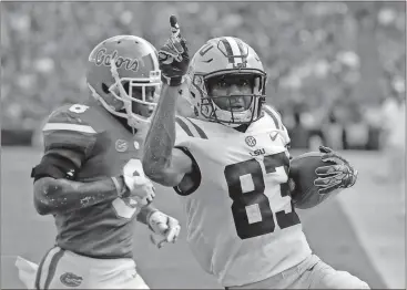  ?? John Raoux / The Associated Press ?? LSU’s Russell Gage (right) celebrates as he crosses the goal line in front of Florida’s Nick Washington on Saturday.