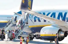  ?? FOTO: ROLAND RASEMANN ?? 35 Mitarbeite­r hat das internatio­nale Ryanair-Team in Memmingen, seit die irische Fluggesell­schaft dort eine Basis eröffnet hat.