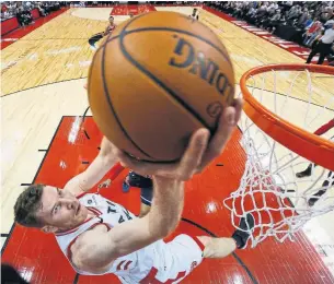  ?? RICK MADONIK/TORONTO STAR ?? Jakob Poeltl and the Raptors racked up plenty of points inside the paint and out against the Wizards in Saturday’s series opener, keeping Washington’s defence off balance.