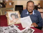  ?? PICTURE: SBUSISO NDLOVU/AFRICAN NEWS AGENCY (ANA) ?? Thilak Rambachan holds up a picture of his wife Saras who was strangled to death during a robbery.