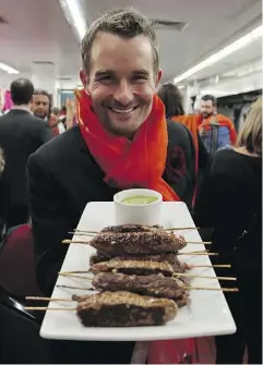  ?? ANDREA CHAN ?? Chef Ned Bell serves lamb at Chef Vikram Vij’s Bollywood kitchen party.