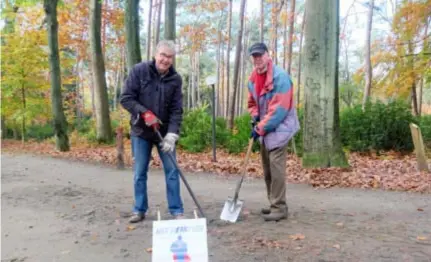  ?? FOTO JAN BRYS ?? Jan Van Brempt en Rikus Stel aan het werk: “Het moet hier veiliger worden voor de fietsers.”