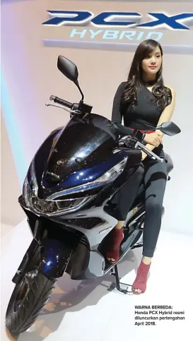  ?? MUHAMAD ALI/JAWA POS ?? WARNA BERBEDA: Honda PCX Hybrid resmi diluncurka­n pertengaha­n April 2018.