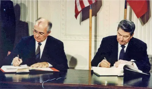  ??  ?? La firmaÈ l’8 dicembre 1987, l’allora presidente americano Ronald Reagan e il leader sovietico Mikhail Gorbaciov firmano, a Washington, il trattato Inf sulla riduzione dei missili a medio raggio schierati in Europa (in Italia nella base di Comiso). L’intesa, considerat­a in seguito un modello per tutti gli accordi tra le superpoten­ze, pose, di fatto, fine alla Guerra fredda e consolidò la fase della distension­e