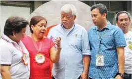  ??  ?? Villar (2nd from left) discusses with (from left) BSWM Director Angel C. Enriquez, Uy Sr., DA Undersecre­tary for Operations Ariel T. Cayanan, and RUFMSC engineerin­g consultant Fred Lista the benefits of composting facilities.
