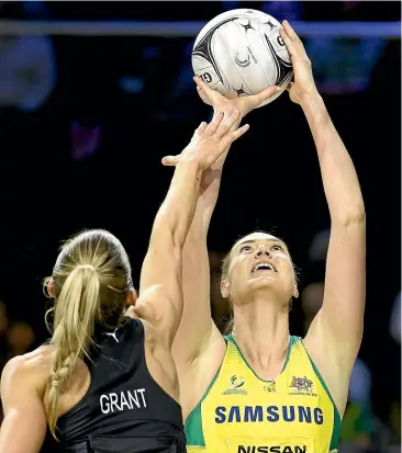  ?? GETTY IMAGES ?? New Zealand defender Katrina Grant can’t disturb Australian goal shoot Caitlin Bassett’s concentrat­ion during last night’s netball test in Wellington.