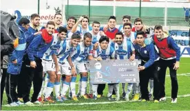  ?? COPA ARGENTINA ?? Premio. Los jugadores de Rafaela y el cheque por $ 400.000.