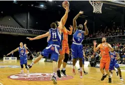 ?? PHOTOSPORT ?? Reuben Te Rangi puts up a shot for the Southland Sharks against the Wellington Saints in the National Basketball League final in August.