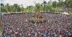  ??  ?? ORANG ramai
berkumpul di sebuah tugu
durian ketika Festival Durian atau dikenali
sebagai Kenduren di Jombang, Jawa Timur,
Indonesia, semalam. - AFP