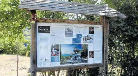  ?? Foto: M.Z. ?? El nuevo panel renovado permite recordar parte de la historia del tenor roncalés a las puertas del cementerio.