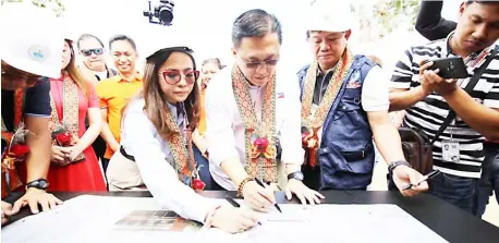  ?? PHOTOGRAPH COURTESY OF SBG ?? SENATOR Christophe­r ‘Bong’ Go leads the groundbrea­king rites for the constructi­on of the new Medical Arts building inside the Southern Luzon Multispeci­alty Medical City in Tayabas town, Quezon province last Tuesday.