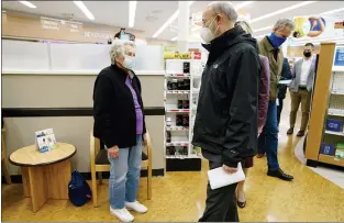  ?? MATT ROURKE - THE ASSOCIATED PRESS ?? Pennsylvan­ia, Gov. Tom Wolf speaks with Darlene Morris, 83, as she waits to receive a COVID-19vaccine at a Rite-Aid pharmacy in Steelton, Pa., Friday, March 5, 2021.