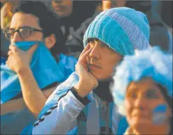  ?? ???? ?? BAJON. El jueves, fans de la albicelest­e sufrieron el 3 a 0 en contra.