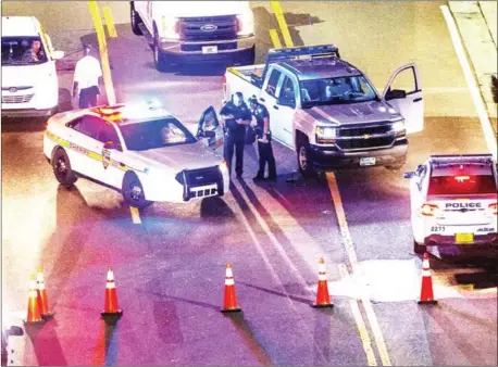  ?? AFP ?? Police maintain a heavy presence into the night on Sunday after a shooting in Jacksonvil­le, Florida.