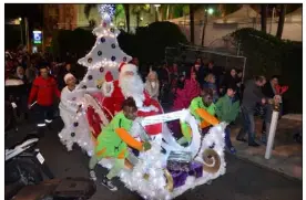  ?? (Photos S.I.) ?? Le Père Noël, majestueux et confortabl­e dans sa luge, arrivant bientôt sur la Place.