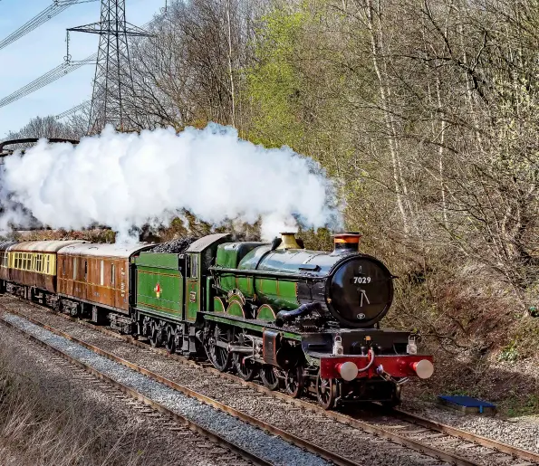  ?? ?? ABOVE Tyseley solved the problem of water capacity by fitting a GUV with water tanks. The converted vehicle can be seen coupled behind ‘Castle’ No. 7029 Clun Castle, as it speeds through Bedgrave with the ‘White Rose’ on April 9. ALAN WEAVER