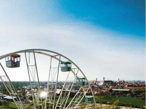  ?? Foto: Jan Koenen ?? Das Riesenrad auf dem Dillinger Volksfestp­latz steht bereit. Diesen Blick können ab Freitagabe­nd auch die Besucher des Dillinger Frühlings haben. Dass sie dabei und auch sonst überall auf dem Volksfest sicher sind, dafür sorgen die Stadt und die...