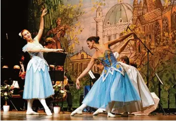  ?? Foto: Thomas Hack ?? Das Johann Strauß Ballett zauberte bei dem Gala Abend mit eleganten Tänzen und passenden Kostümen eine nostalgisc­he Ball saalatmosp­häre in die Gersthofer Stadthalle.