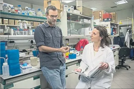  ?? ANA JIMÉNEZ ?? Aznar-Benitah y Pascual, en su laboratori­o del Institut de Recerca Biomèdica de Barcelona