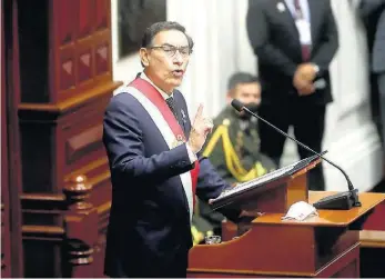  ??  ?? »Martín Vizcarra pidió “sinceras disculpas” a la ciudadanía por la crisis.