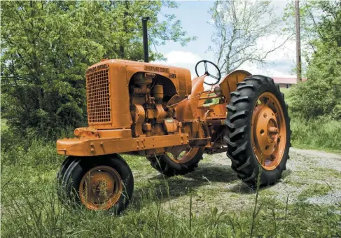  ??  ?? This 1949 Sheppard SD-2 belongs to Wendell
Kelch, the well known tractor collector and restorer in Southweste­rn Ohio. It’s a very early production unit and Kelch thinks it’s the second oldest Sheppard tractor still in existence and the oldest SD-2. Wendell has one of each of the Sheppard tractors and even a Farmall M with the Sheppard conversion. This SD-2 was built as a narrow front rowcrop tractor with both a rear live PTO and a belt pulley, as well as the optional lights. This SD-2 does not have an hour meter but Kelch had the engine apart to replace a wrist pin and says it looks like a low-time engine.