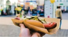  ?? Foto: Patrycia/Adobe.Stock ?? Essen auf der Straße? Ein Kulturbruc­h! Das ist lange vorbei. Der dänische Hotdog fei‰ ert dieses Jahr seinen 100. Geburtstag.